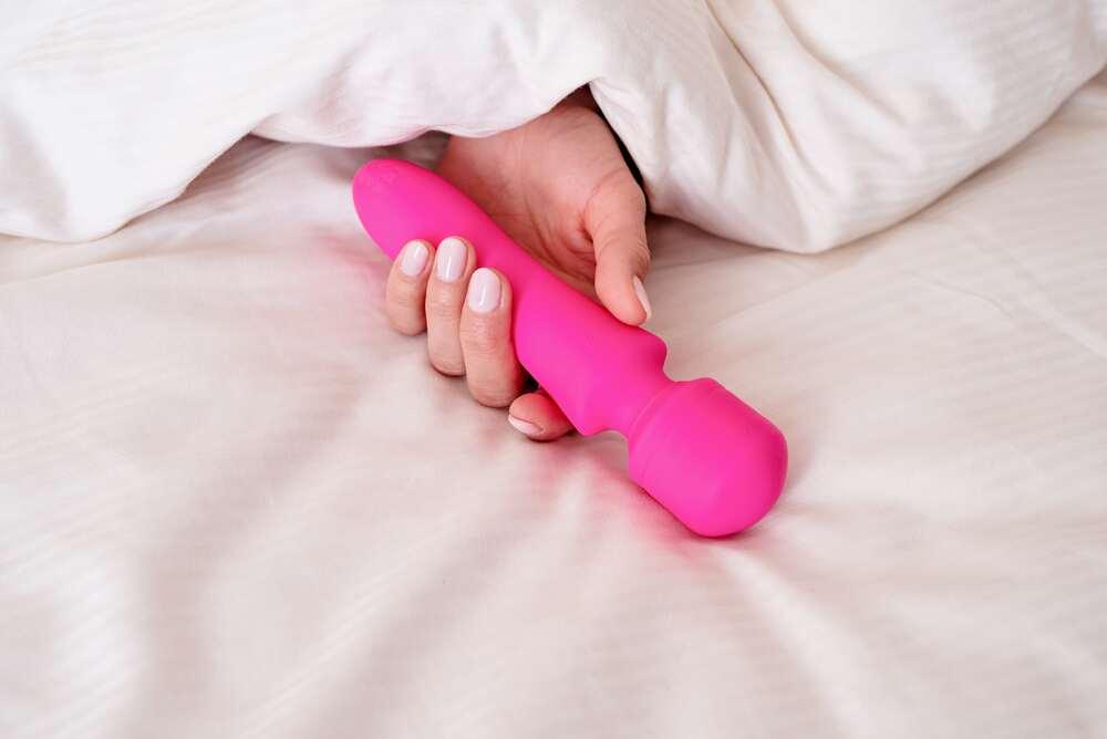 How to Use a Wand Vibrator l Beginner's Guide - Tracy's Dog